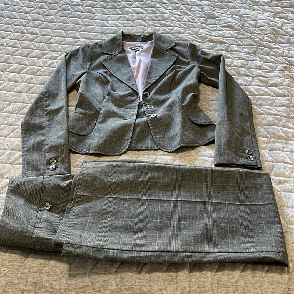 Women suit - like new - cute detail -wide leg pant